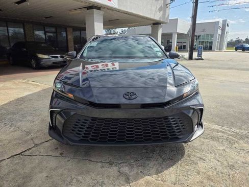 Used 2025 Toyota Camry SE image 9