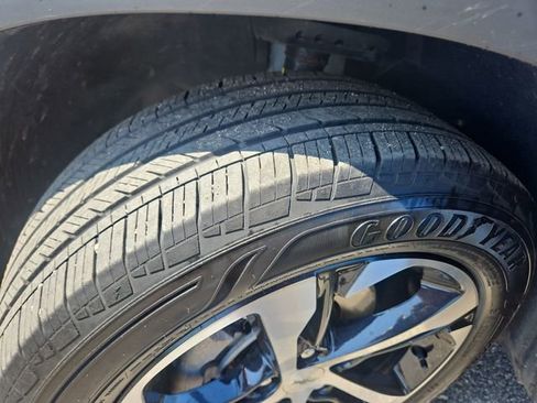 Used 2024 Chevrolet Trax RS FWD image 28