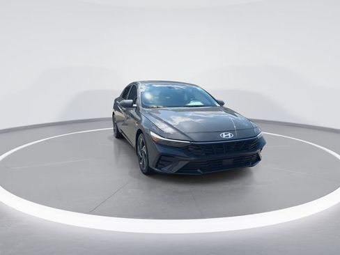 Certified 2025 Hyundai Elantra Limited FWD image 3