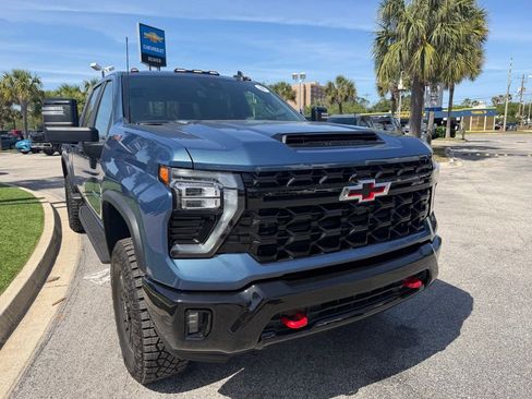 Used 2024 Chevrolet Silverado 2500 ZR2 w/ Technology Package AWD/4WD image 2