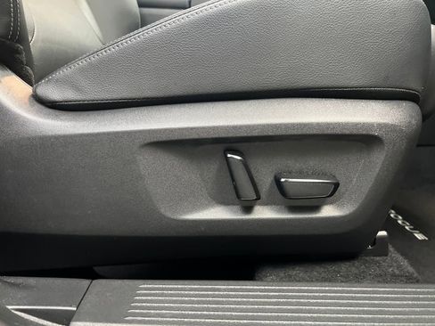 Used 2025 Nissan Rogue SL FWD image 23