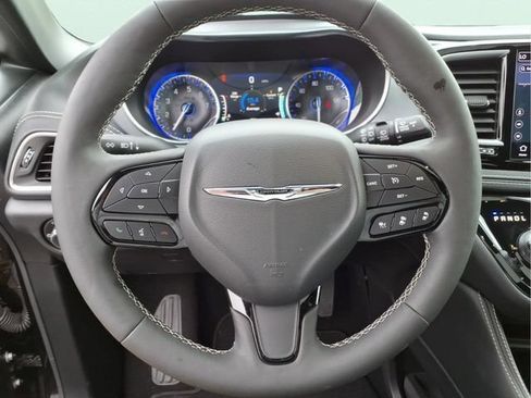 Used 2025 Chrysler Pacifica Limited FWD image 24