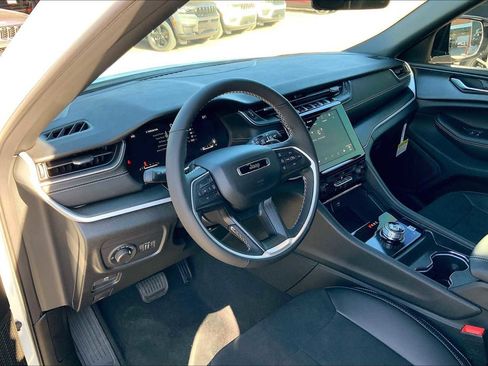 New 2025 Jeep Grand Cherokee L Laredo image 8