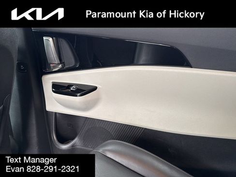 Used 2024 Kia Carnival EX image 21