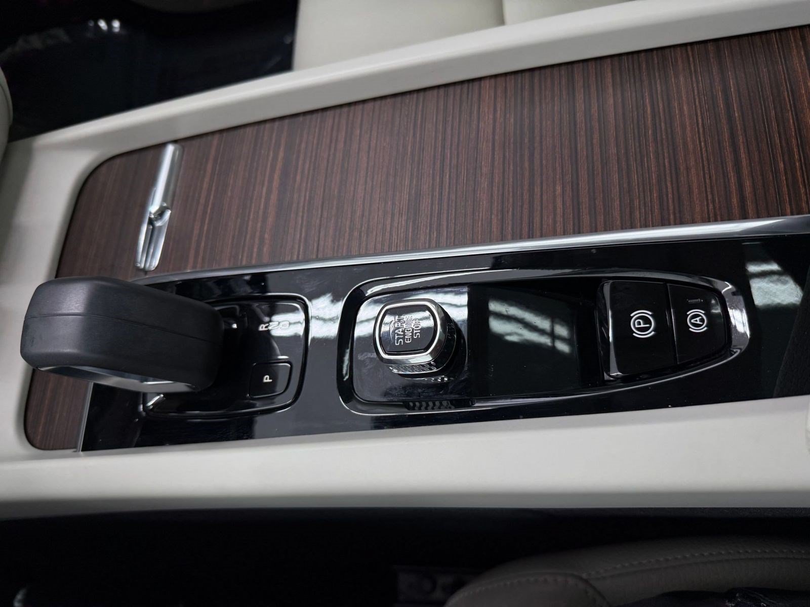 Used 2022 Volvo XC60 B5 Momentum FWD image 16