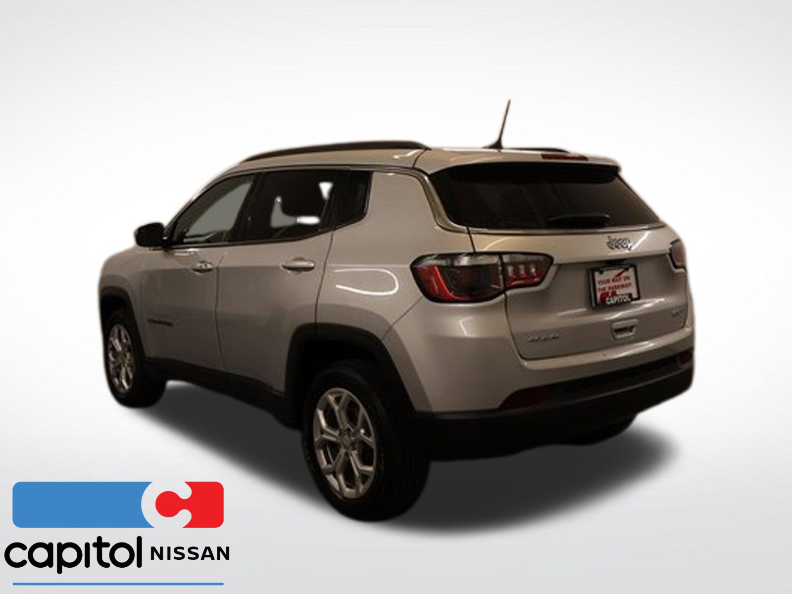 Used 2024 Jeep Compass Latitude AWD/4WD image 4