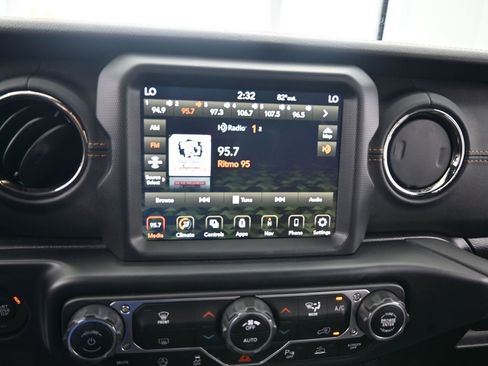 Used 2022 Jeep Gladiator Overland image 21
