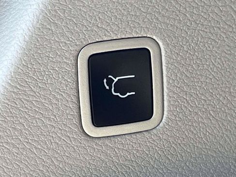 Used 2023 Chrysler Voyager LX FWD image 18