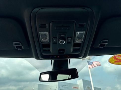 Used 2022 Chevrolet Tahoe Z71 w/ Luxury Package AWD/4WD image 15