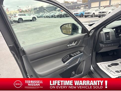 New 2026 Nissan Pathfinder SL image 10