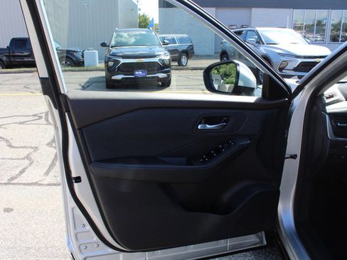 Used 2023 Nissan Rogue SV image 14