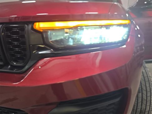 Used 2024 Jeep Grand Cherokee Altitude image 29