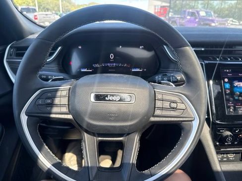 Used 2023 Jeep Grand Cherokee Altitude AWD/4WD image 16