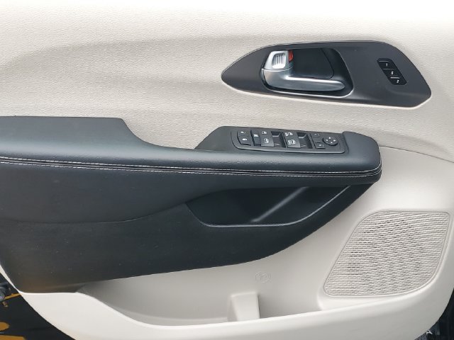 Used 2024 Chrysler Pacifica Touring-L FWD image 15