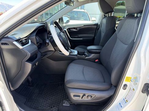 Used 2021 Toyota RAV4 XLE AWD/4WD image 9