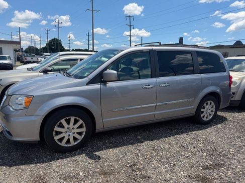 Used 2016 Chrysler Town & Country Touring w/ Driver Convenience Group FWD image 4