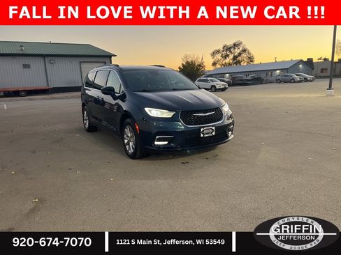 Used 2022 Chrysler Pacifica Touring-L image 6