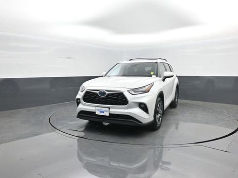 Used 2023 Toyota Highlander XLE AWD/4WD image 3