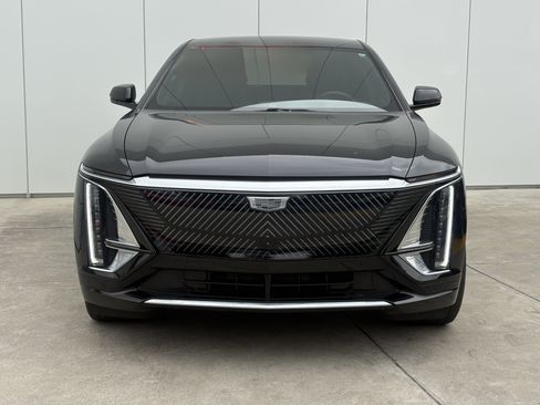 Certified 2024 Cadillac Lyriq Luxury AWD/4WD image 3