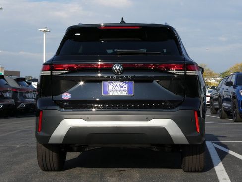 New 2025 Volkswagen Tiguan SE image 21
