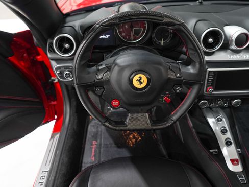 Used 2017 Ferrari California T RWD image 11