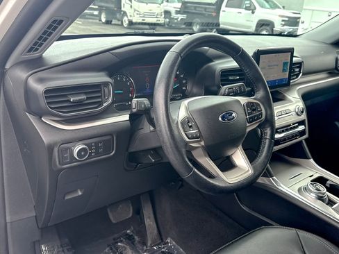 Used 2022 Ford Explorer XLT w/ Equipment Group 202A image 17