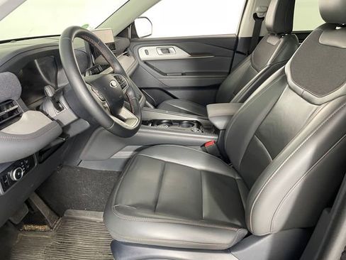 Used 2025 Ford Explorer Active w/ Active Comfort Package AWD/4WD image 2