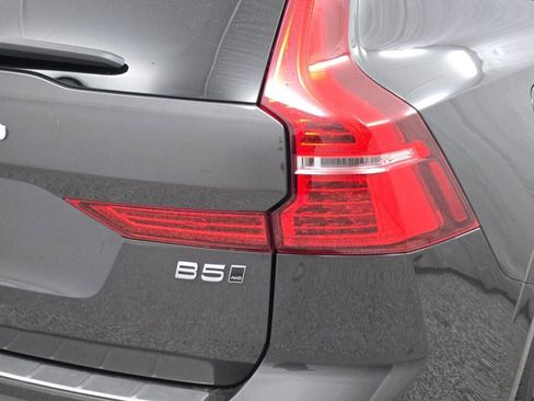 Used 2023 Volvo XC60 B5 Plus image 13