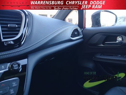 New 2026 Chrysler Pacifica Select image 28