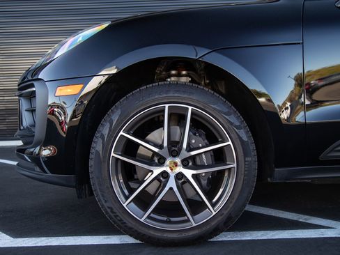 Certified 2026 Porsche Macan AWD/4WD image 6
