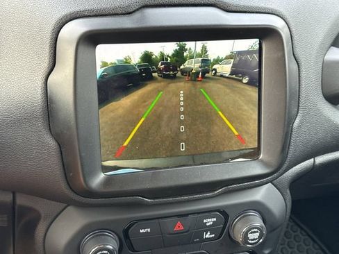 Used 2023 Jeep Renegade Latitude AWD/4WD image 23