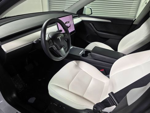 Used 2022 Tesla Model Y Long Range image 9