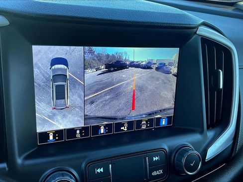 Used 2024 GMC Terrain SLT w/ Infotainment Package II image 9