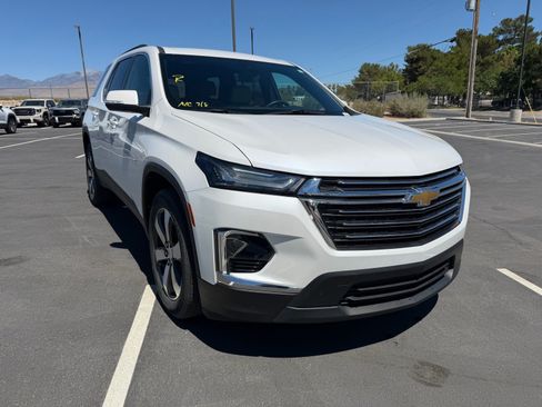 Used 2022 Chevrolet Traverse LT w/ LT Premium Package FWD image 1