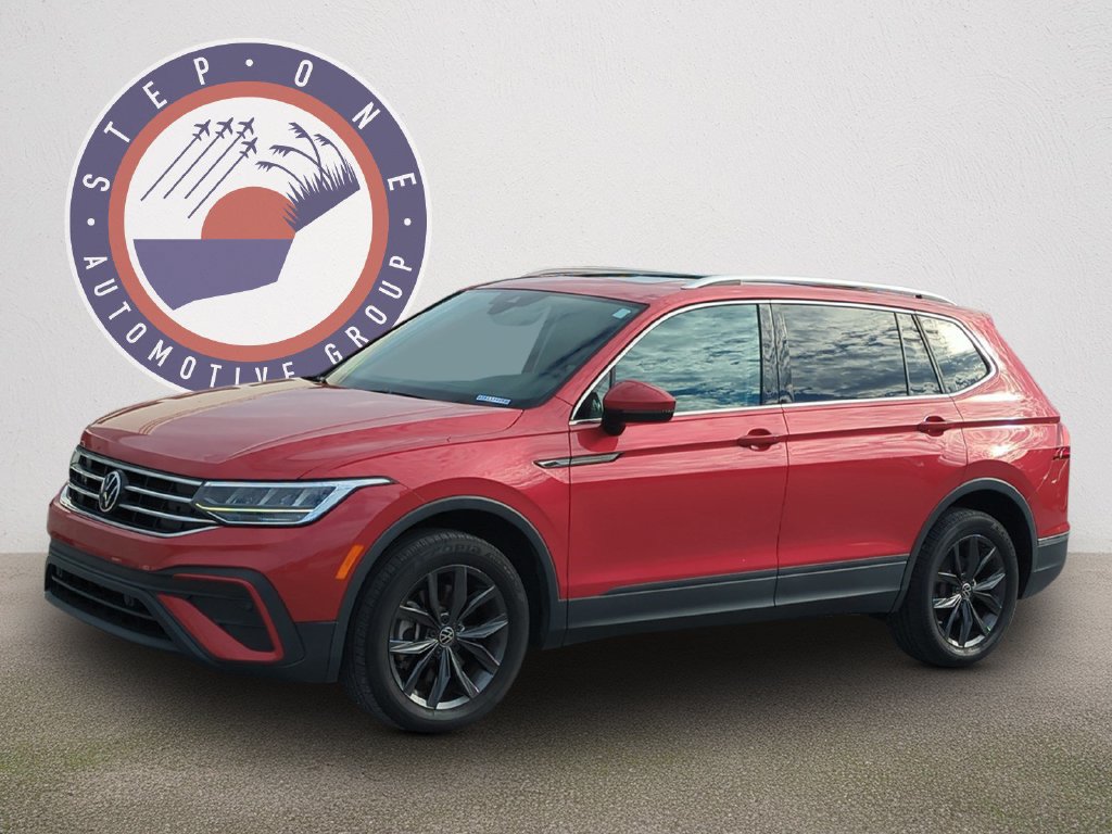 Used 2023 Volkswagen Tiguan SE w/ Panoramic Sunroof Package FWD image 2