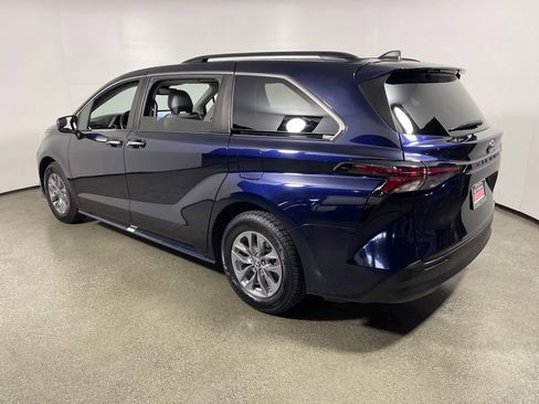 Certified 2023 Toyota Sienna XLE image 5