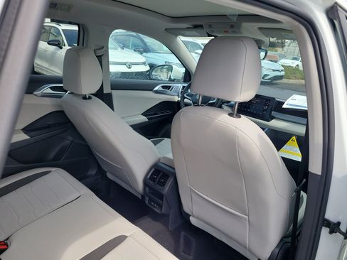 New 2026 Volkswagen Taos SE FWD image 9