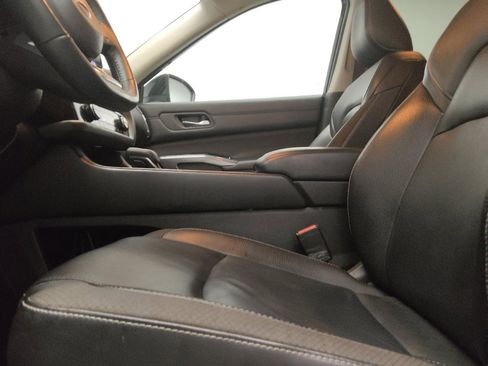 Used 2023 Nissan Pathfinder SL w/ Lighting Package (N92) FWD image 17