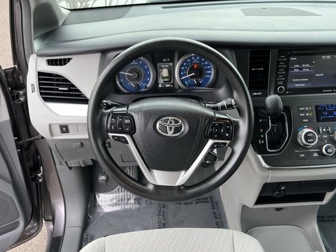 Used 2019 Toyota Sienna LE image 12