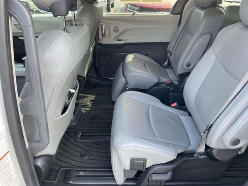 Used 2023 Toyota Sienna Limited image 16