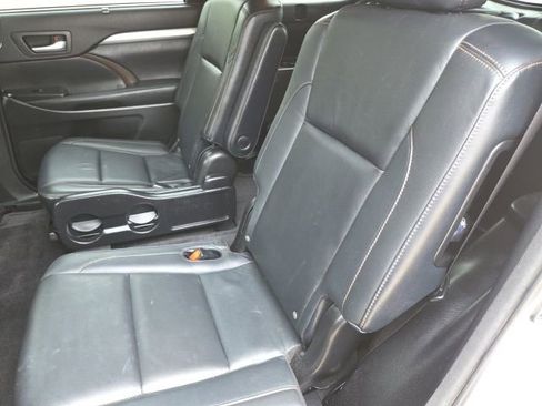 Used 2015 Toyota Highlander XLE image 12