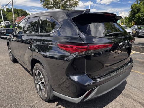 Used 2020 Toyota Highlander XLE AWD/4WD image 4