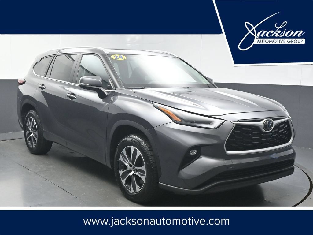 Used 2024 Toyota Highlander XLE FWD image 1