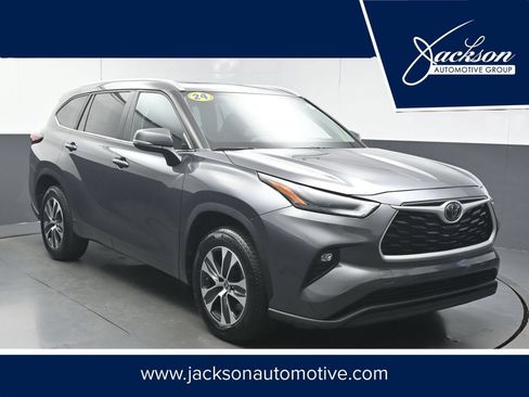Used 2024 Toyota Highlander XLE FWD image 1