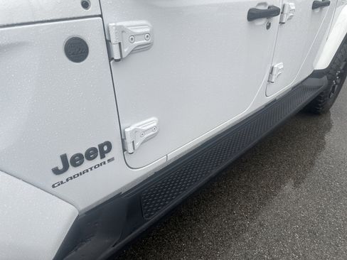 Used 2025 Jeep Gladiator Sport AWD/4WD image 15