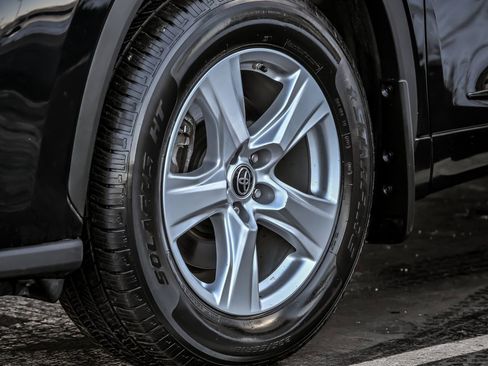 Used 2023 Toyota Highlander LE image 4