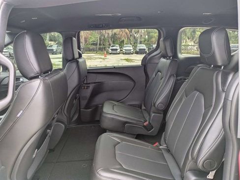 New 2027 Chrysler Pacifica Select FWD image 14