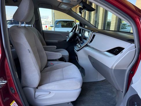 Used 2018 Toyota Sienna LE image 24