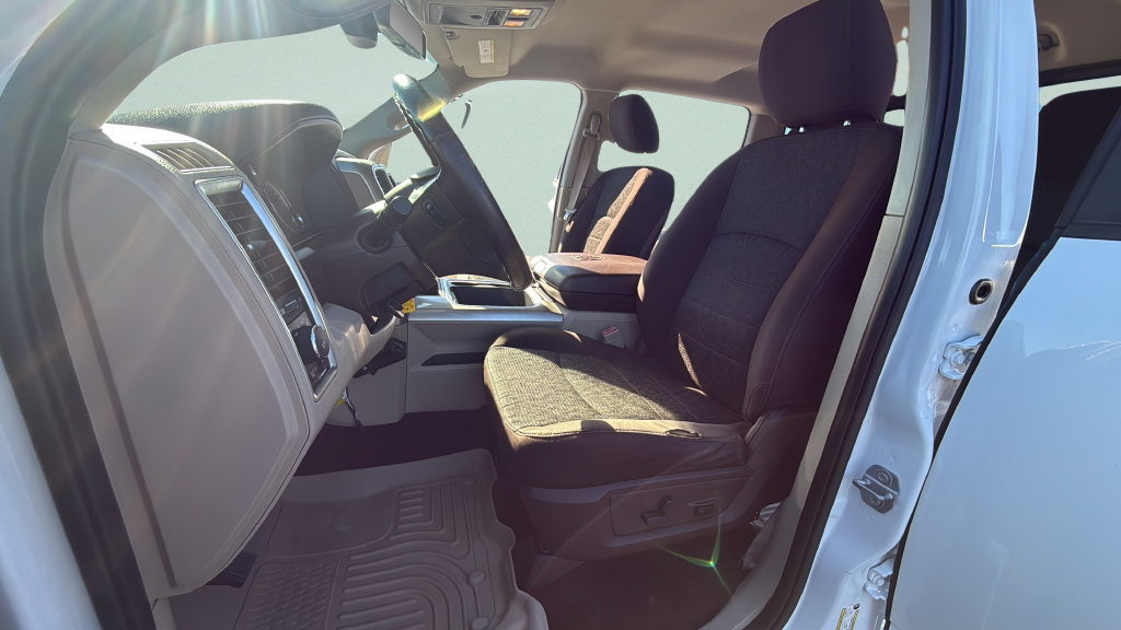 Used 2016 RAM 1500 Classic SLT w/ Luxury Group AWD/4WD image 4