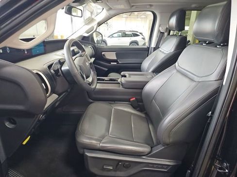 Used 2025 Ford Expedition Active AWD/4WD image 9